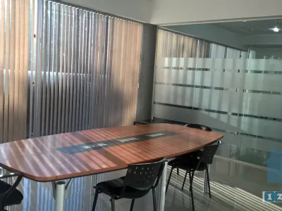 Oficina de 5 ambientes con 3 Cocheras en alquiler en Barrio Herrera